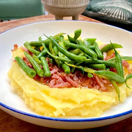 Foto bij het recept Aardappelpuree met boontjes en spekjes