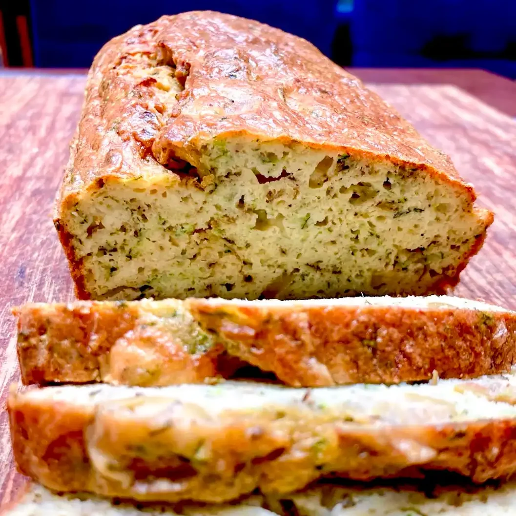 Foto bij het recept Courgette-wortelbrood met Italiaanse kruiden & olijven