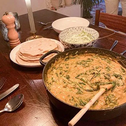 Foto 3 bij Curry van zoete aardappel en spinazie met komkommerraita