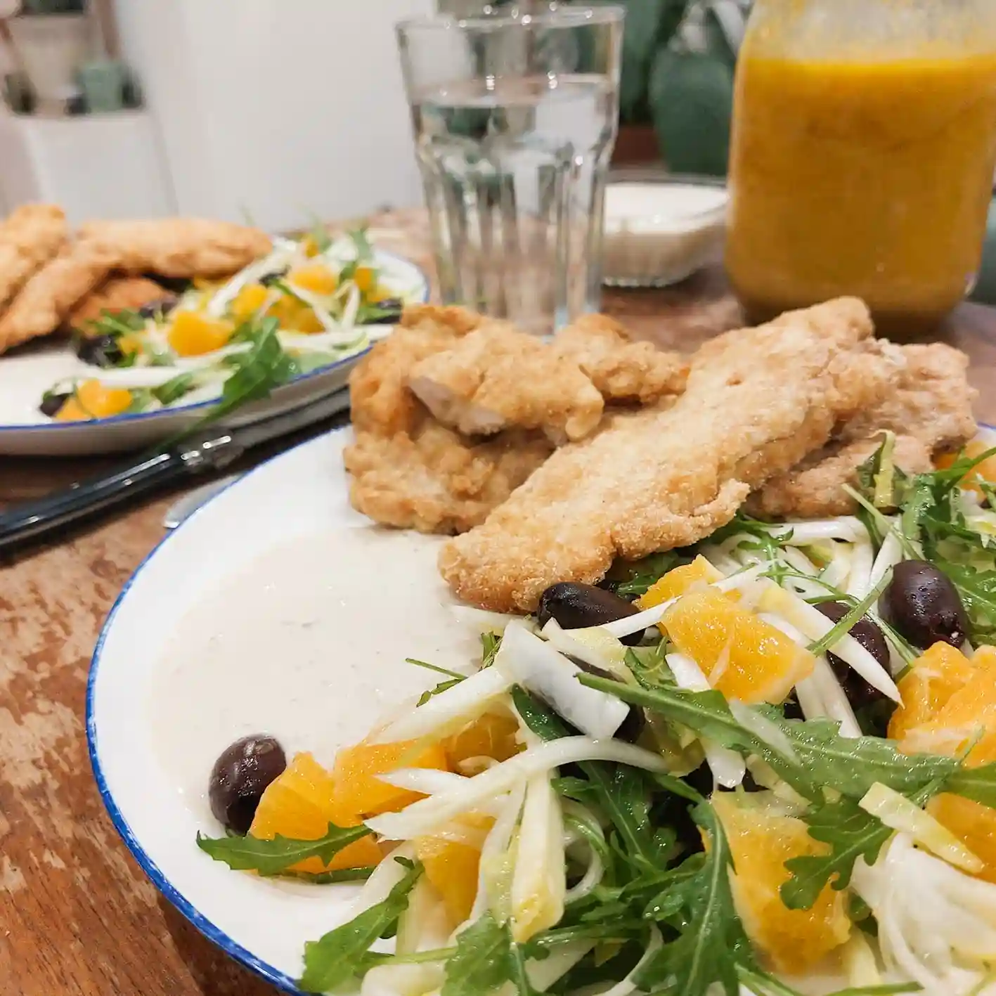 Foto bij het recept Kip-schnitzel met ansjovis-mayo & witlofsalade