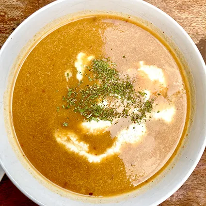 Foto bij het recept Soep met rode ui en zoete aardappel