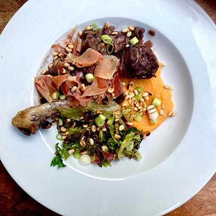 Foto bij het recept In rode wijn gestoofde kip met zoete aardappelpuree