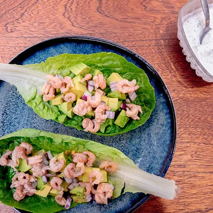 Foto bij het recept Slawrap met avocado, garnaaltjes en limoen-kokosyoghurtsaus