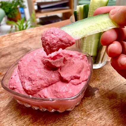 Foto bij het recept Snelle bietenhummus