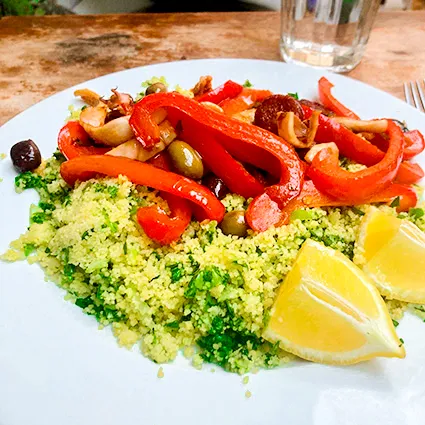 Glutenvrije couscous met chorizo, paprika en verse kruiden