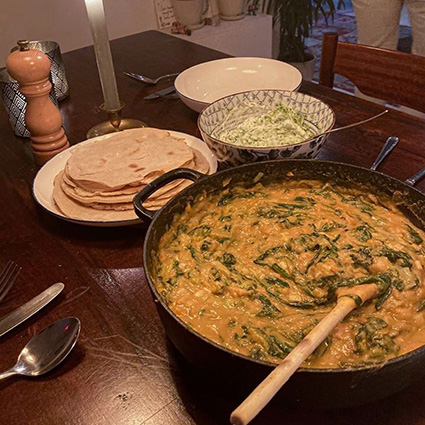 Curry van zoete aardappel en spinazie met komkommerraita