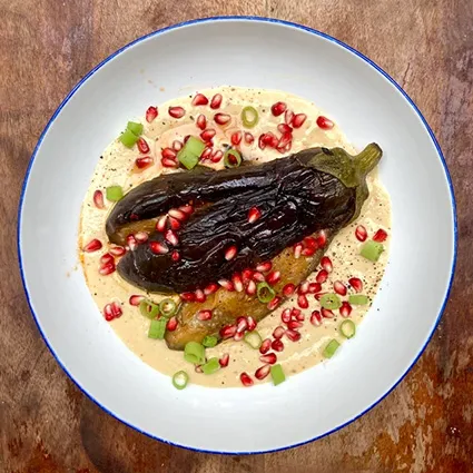 Gestoofde aubergine met hummus