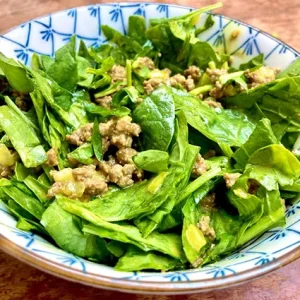 Snelle spinazie-gehaktlunch