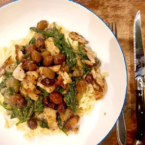 Snelle winterpasta met champignons, spek en spinazie