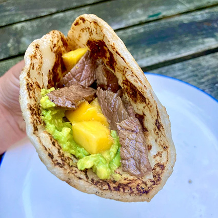 Tapiocawrap met biefstuk en mango⁠