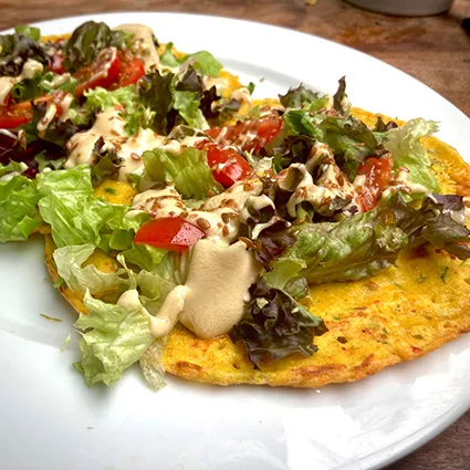 Kikkererwtenpannenkoeken met salade en tahin⁠⁠