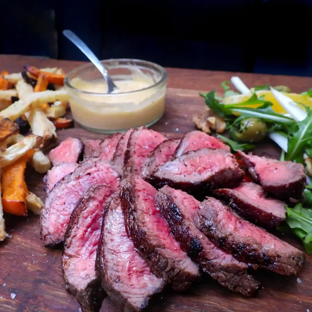 Rib-eye met zuivelvrije bearnaise en groentenfrieten