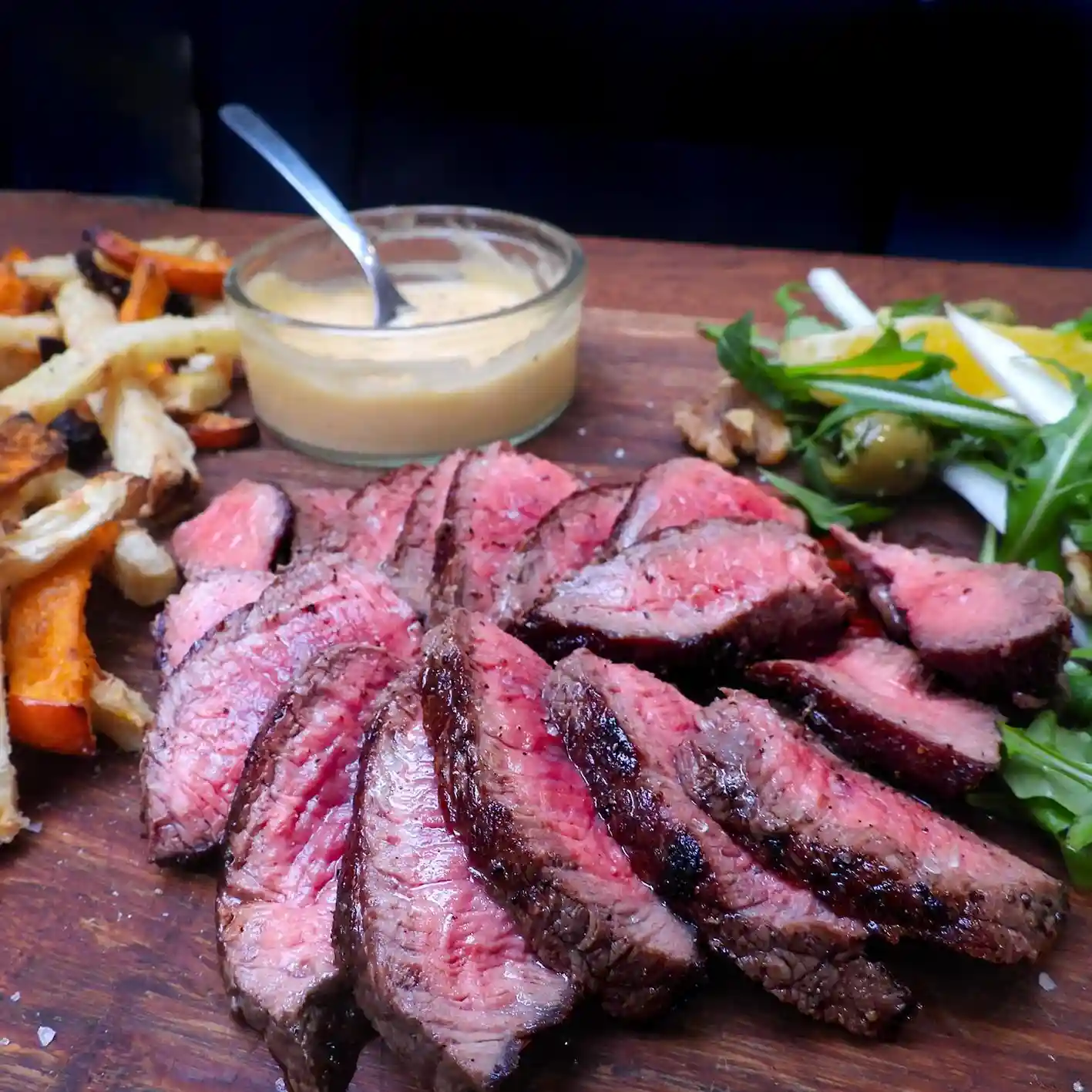 Rib-eye met zuivelvrije bearnaise en groentenfrieten